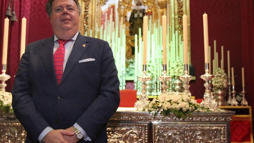 El hermano mayor de Mena, Antonio González, en la capilla con la Virgen de la Soledad al fondo.