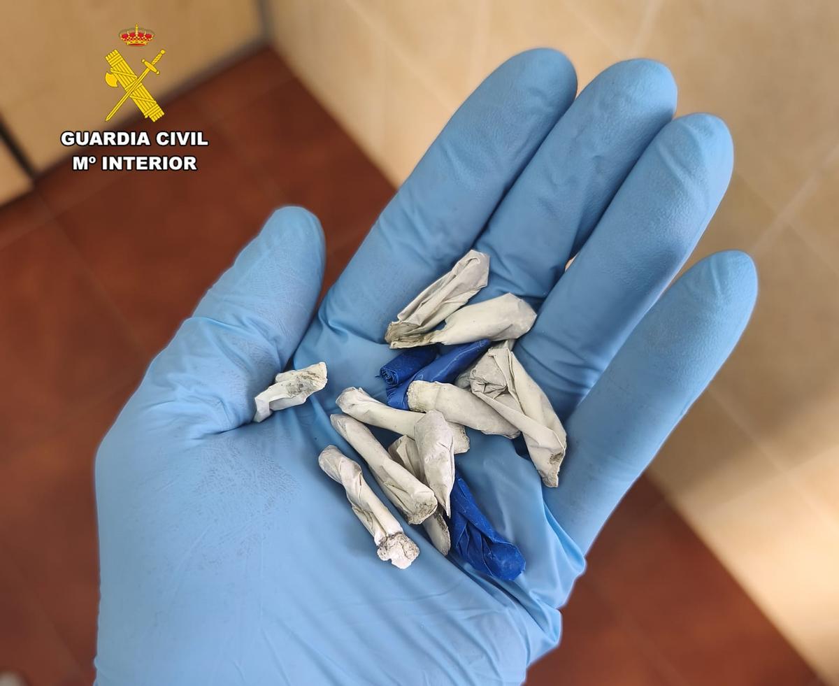 Papelinas requisadas a la persona detenida.