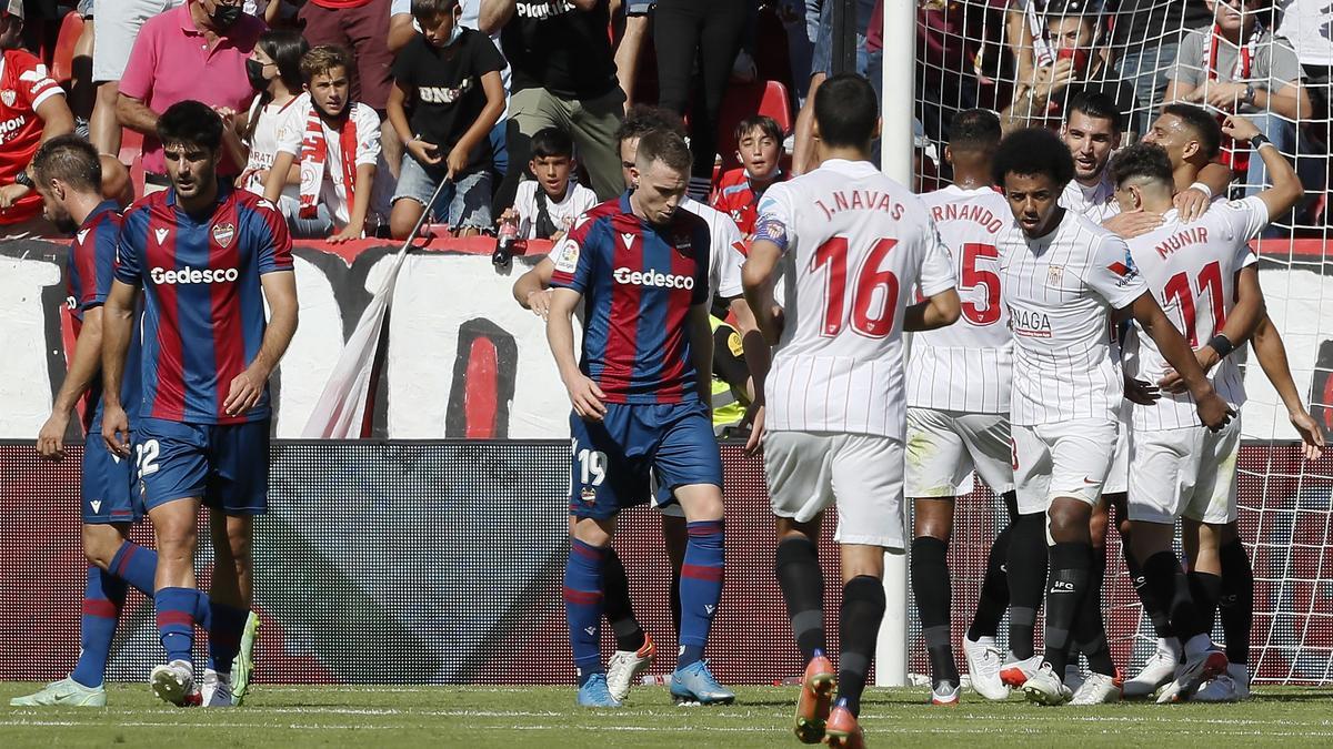 Jugadores del Sevilla celebran un gol frente al Sevilla