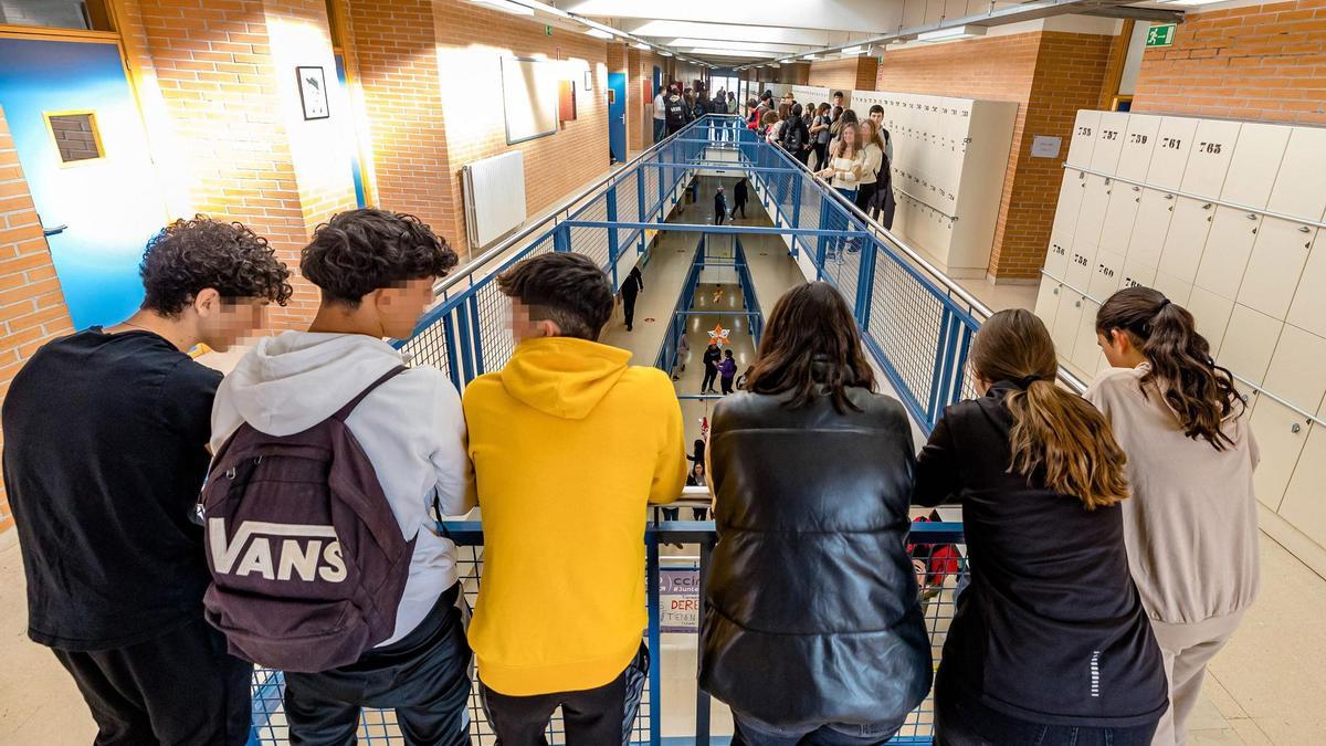 Varios escolares en las instalaciones de un IES de Alicante.