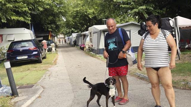 Los vigueses Emilio y Ana junto a su perro Coco en el camping Arco Iris, en O Terrón. | NOE PARGA