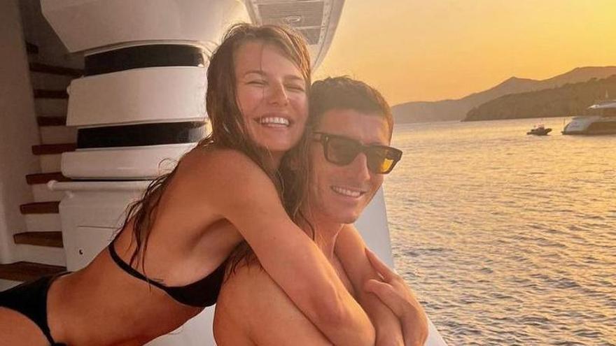 Robert Lewandoski y su mujer concluyen sus vacaciones en Ibiza en unos días decisivos para su carrera