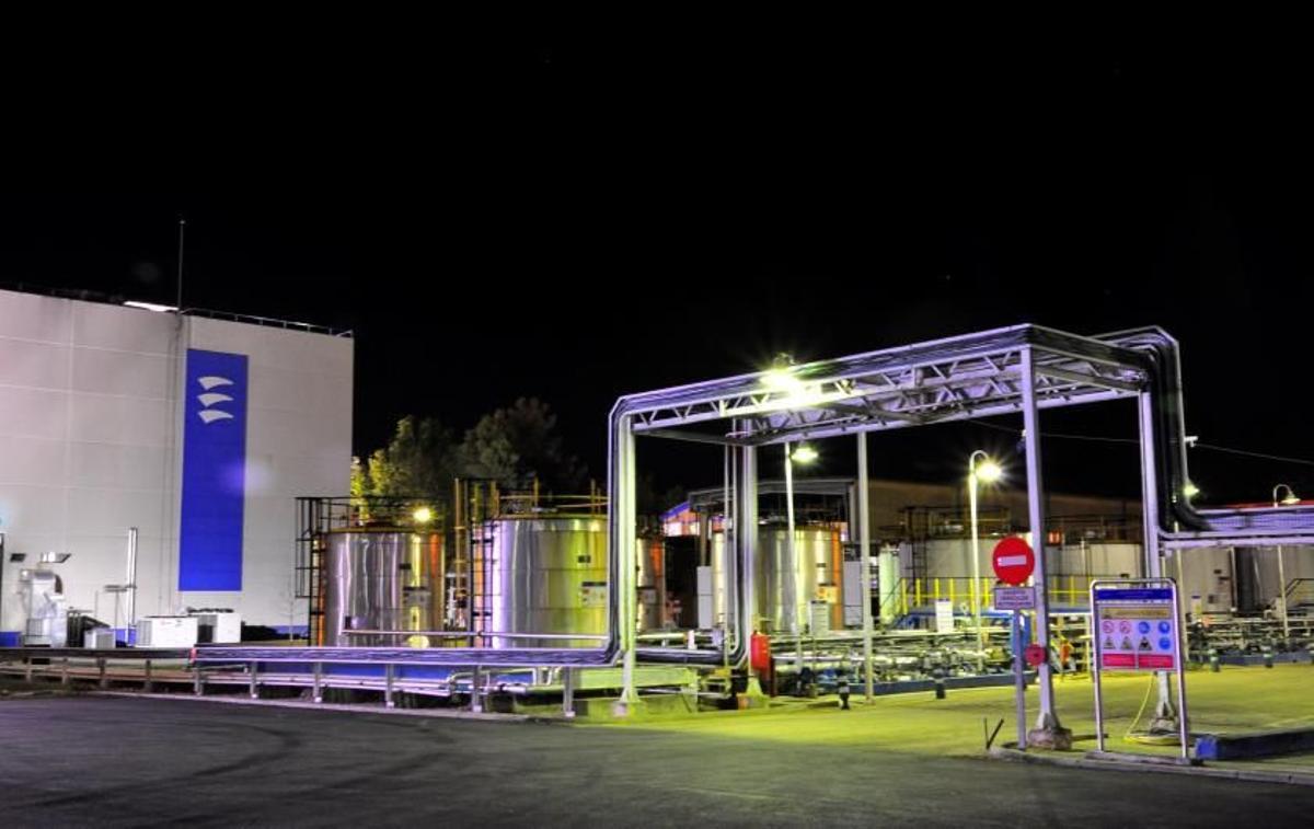 Vista nocturna de la planta multipropósito de síntesis y el almacén de disolventes de Aranjuez.