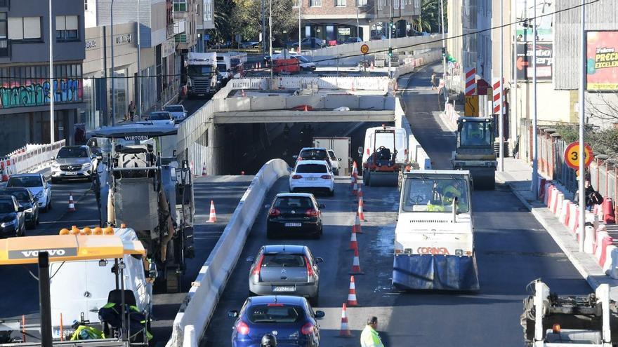 Vehículos en dirección A Coruña pasan, ayer, bajo el túnel de Sol y Mar. |   // CARLOS PARDELLAS