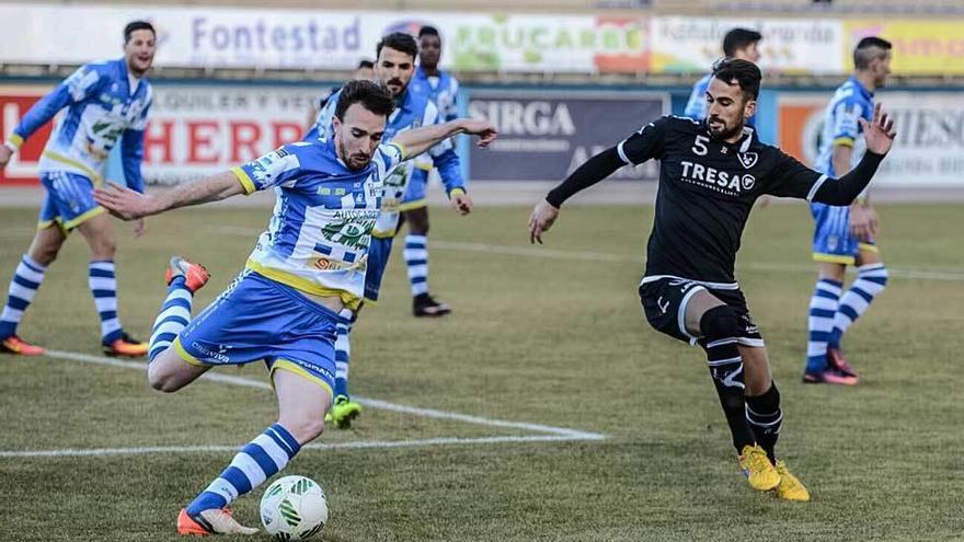 Omar, a la derecha, intenta interceptar una pelota en el duelo de ayer.