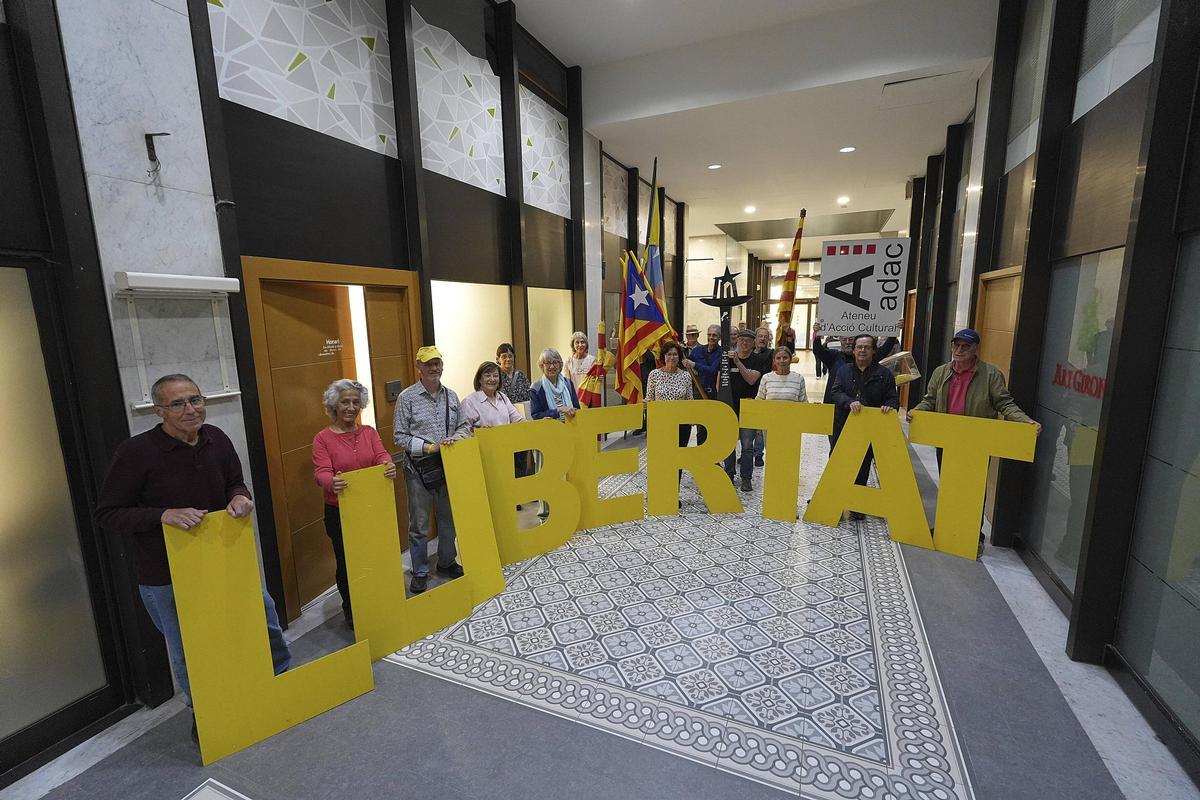 L'ADAC canvia de seu i fa moure les lletres de la paraula Llibertat pel Barri Vell de Girona