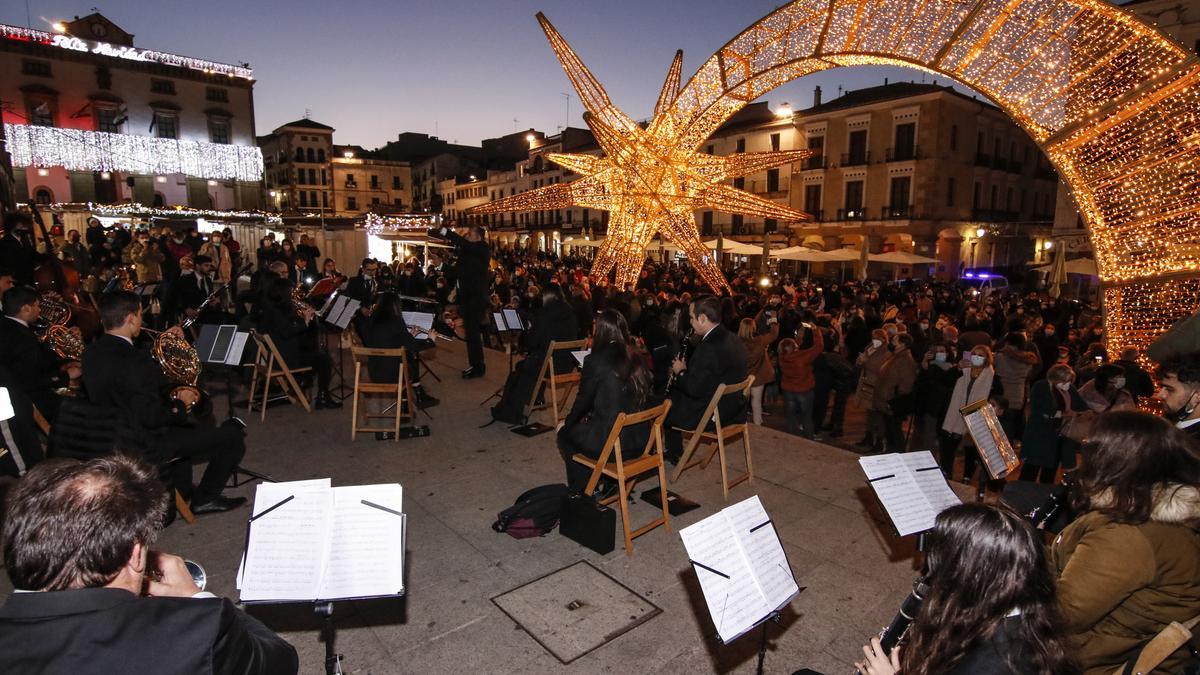 Momento del encendido de la iluminación navideña en Cáceres.