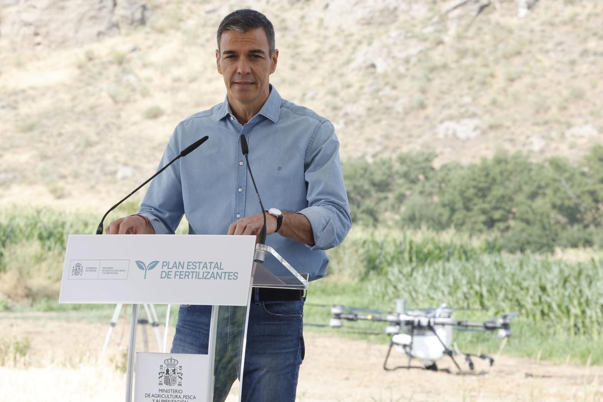 El presidente del Gobierno, Pedro Sánchez, interviene durante la presentación del Plan Estatal de Fertilizantes, este lunes en la Finca de Maíz de San Martín de la Vega (Madrid).