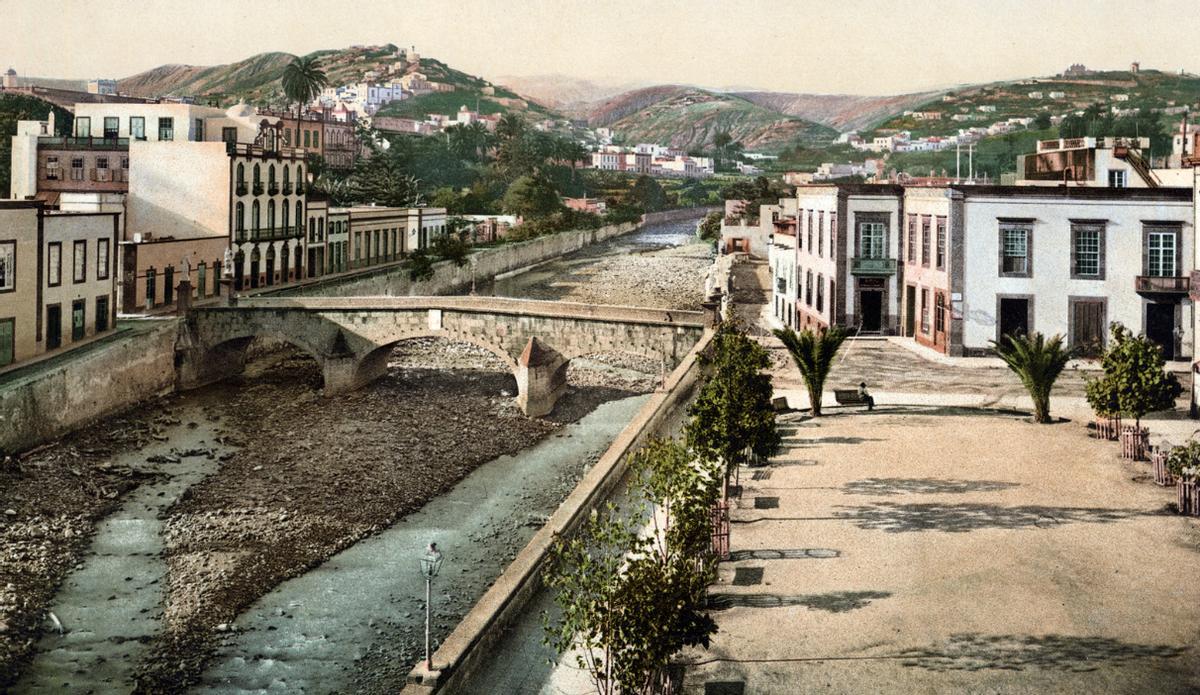Fotografía de 1893 coloreada que muestra la desembocadura del barranco de Guiniguada y el Puente de Piedra