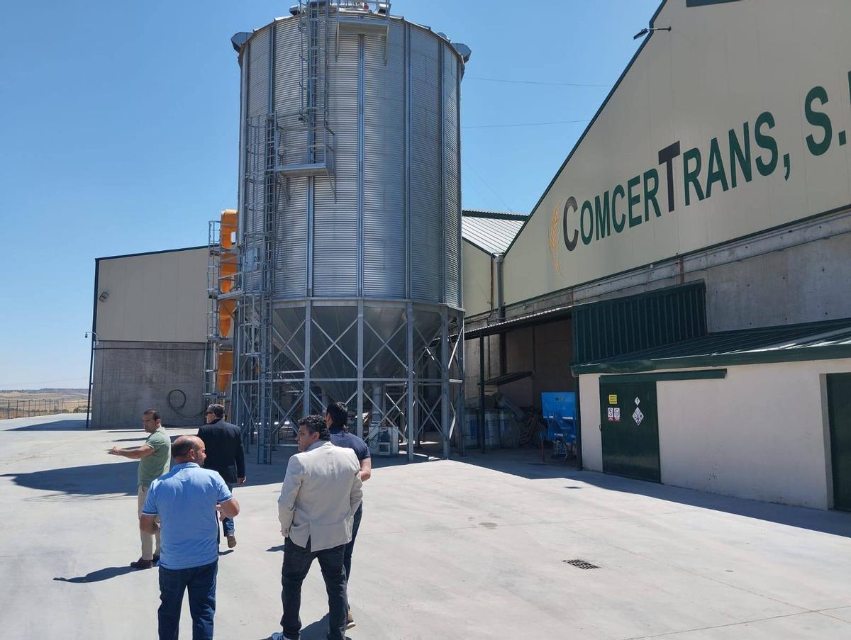 Autoridades y responsables de la empresa recorren las instalaciones.
