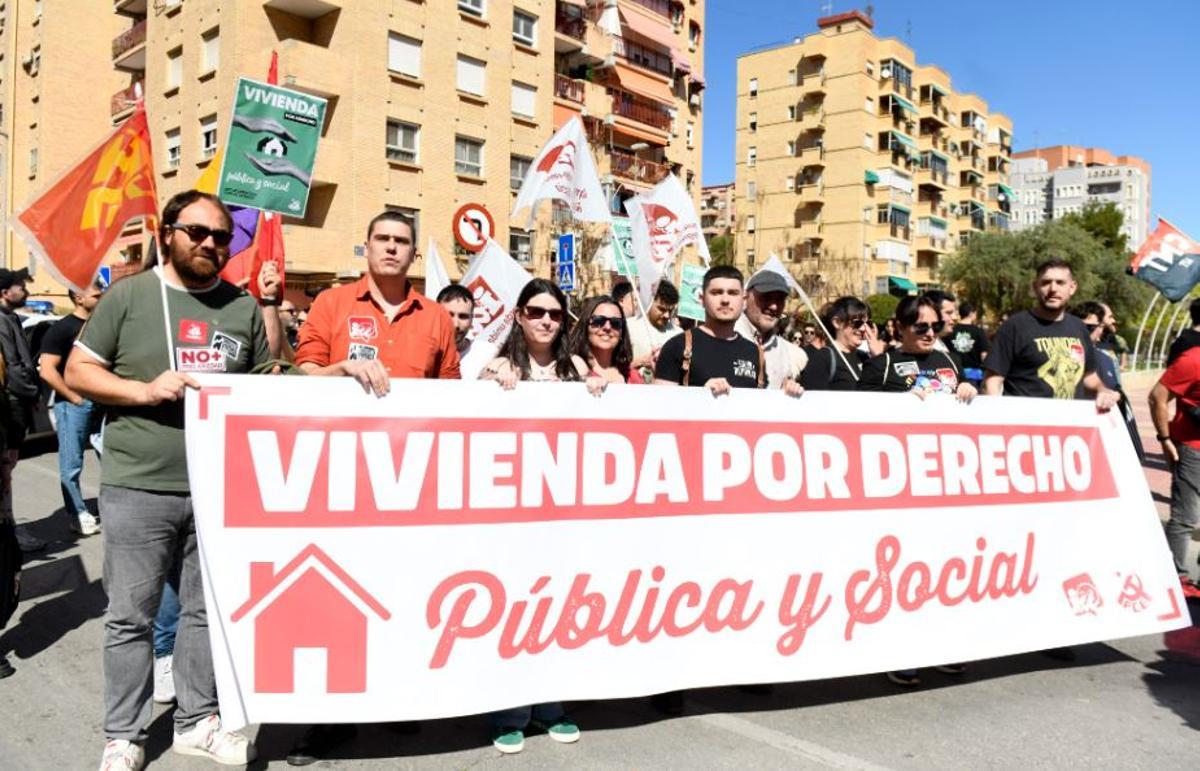 Protesta vivienda Murcia | Medio millar de personas piden viviendas ...