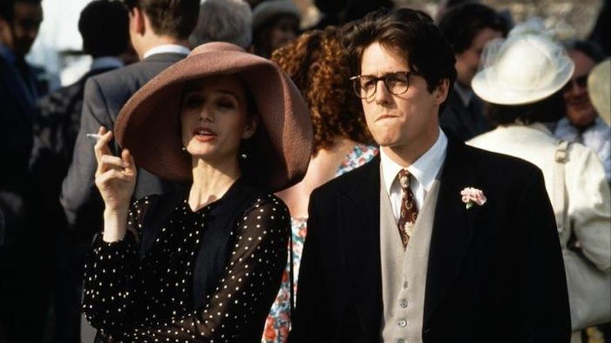 La participación en comedias románticas de éxito convirtió a Hugh Grant en uno de los actores más cotizados de Europa. Su facturación por película, después de los primeros taquillazos, resultó, y casi por sistema, millonaria. Frecuentemente criticado por la crítica por la endeblez de sus papeles, Grant es, por otra parte, un actor no precisamente carente de formación, lo que le ha valido para coronar su cuenta corriente con premios significativos como el Globo de Oro o el Bafta. La simpatía de sus compatriotas le ha supuesto, sin embargo, una contrapartida dolorosa: el acoso de la prensa sensacionalista británica, que se multiplicó a raíz de sus enredos de faldas. Esta semana también está en Marbella.