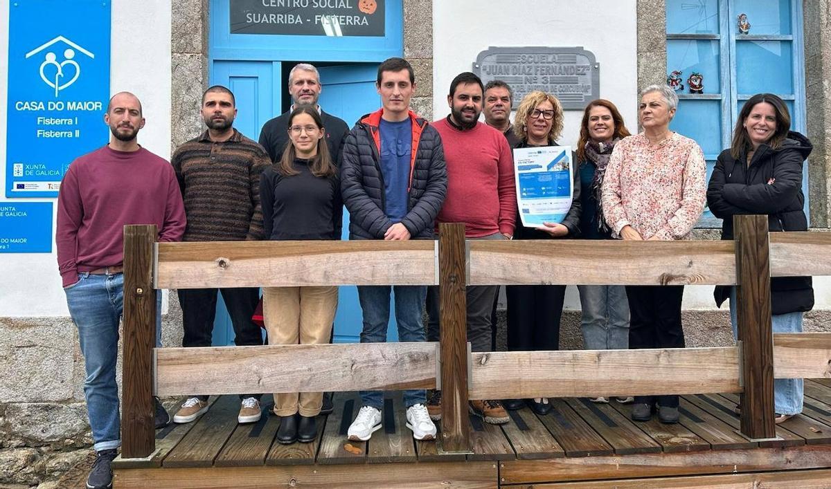 O alcalde, Luis Insua, 5º esqda., con profesionais portugueses na Casa do Maior de Suarriba.