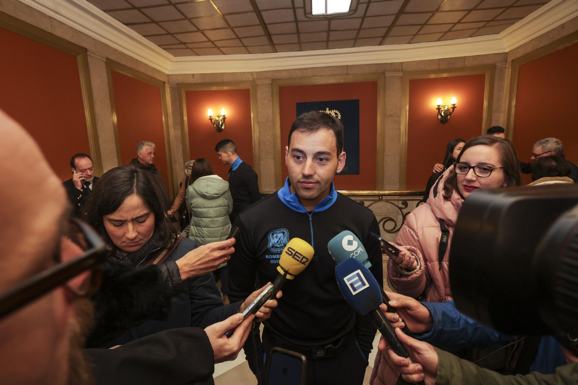 Lucas García, uno de los bomberos interinos que logró consolidar la plaza, atiende a los medios.