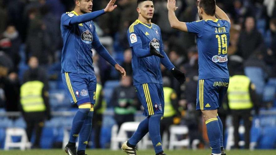 Cabral y Roncaglia felicitan a Jonny tras un gol. // LOF