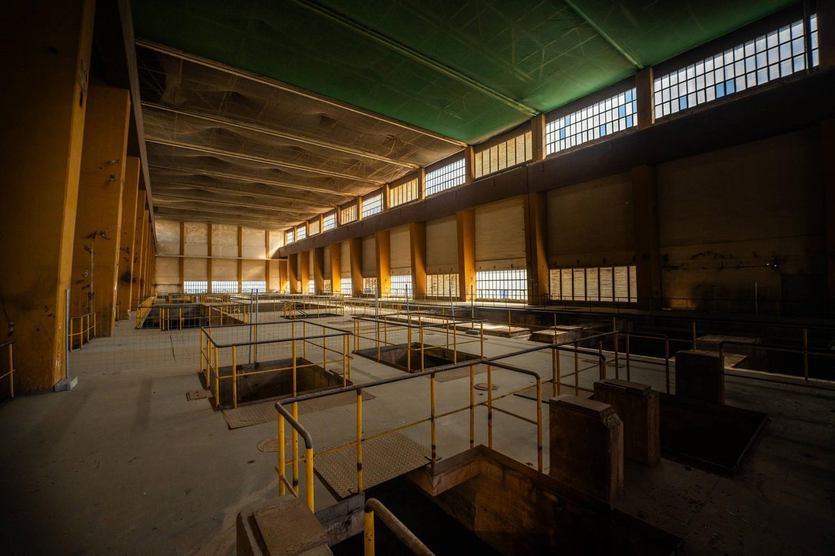 Parte del interior de la nave de turbinas de las Tres Xemeneies, donde se instalará la sede del 'hub' audiovisual, en Sant Adrià de besòs.