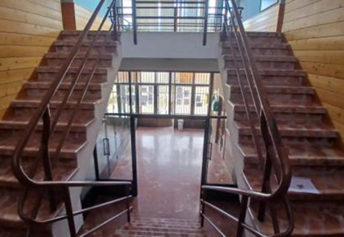 Aspecto de las escaleras entre plantas. A la derecha, el salón de actos del inmueble municipal. | J. A. G.