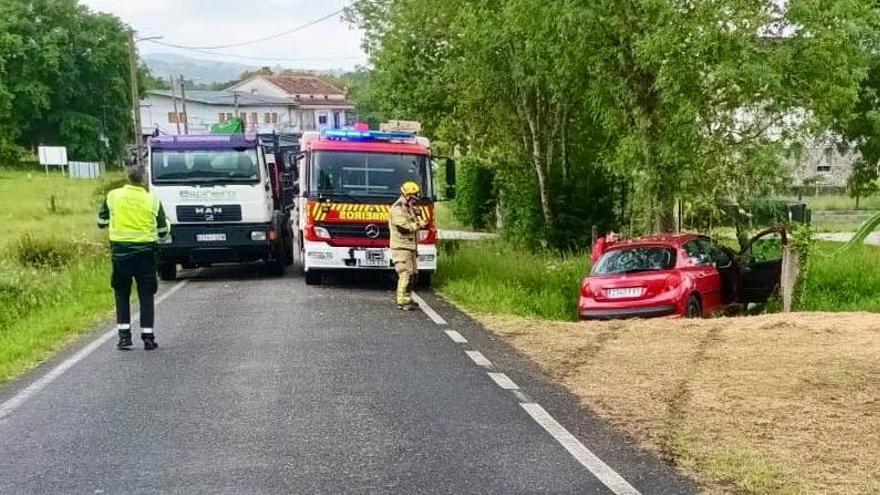 Una conductora se rompe el fémur tras chocar contra un árbol en Taboadela