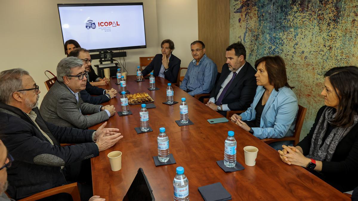 Un momento del encuentro celebrado esta semana en el Colegio de Procuradores de Alicante a cuyo frente está Pilar Fuentes, segunda por la derecha.