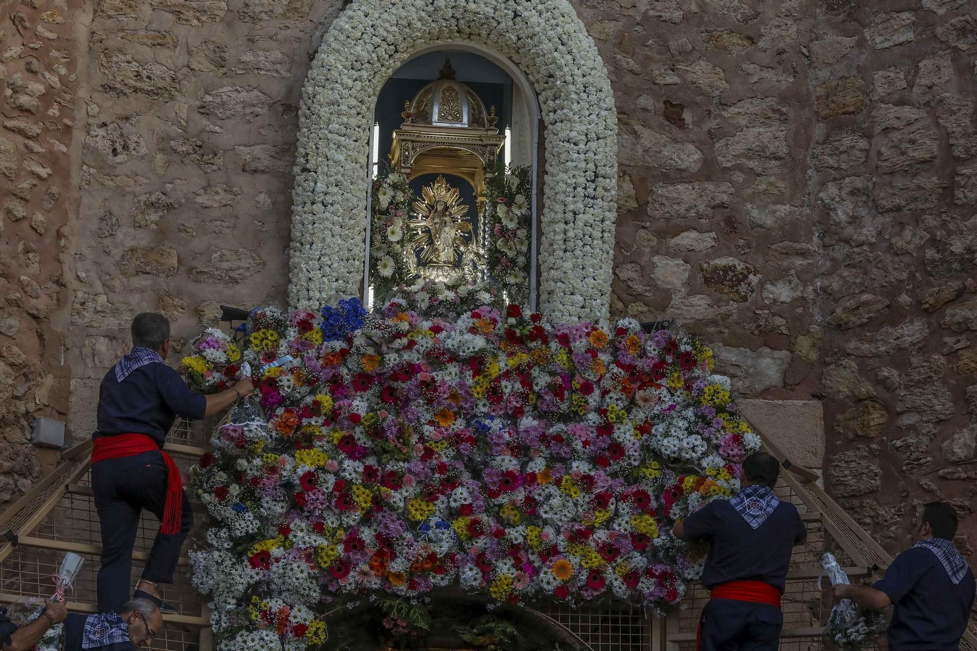 Manto de flores para la patrona de Santa Pola