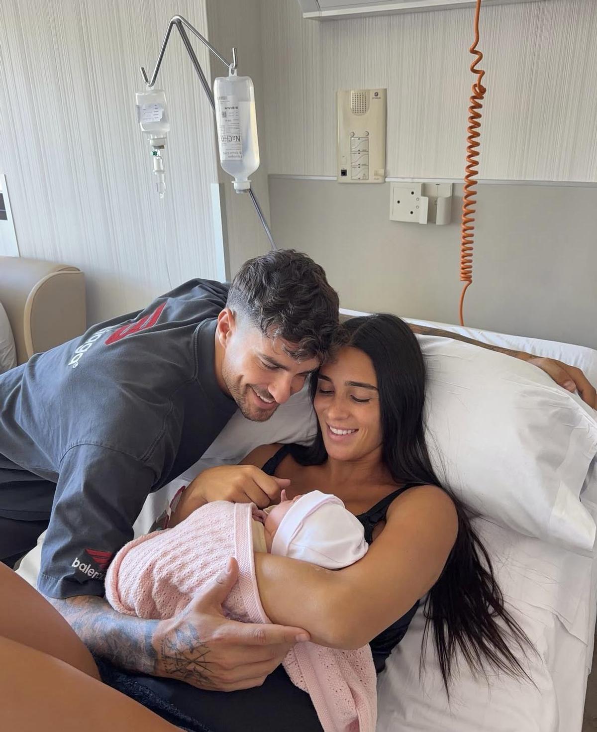Claudia y Mario ya son papás de Valentina