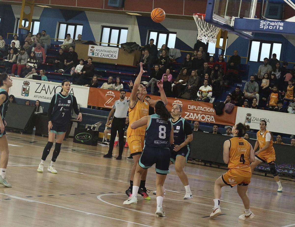 Bea Sánchez lanza a canasta en uno de los encuentros en casa del Recoletas Zamora. | ALBA PRIETO