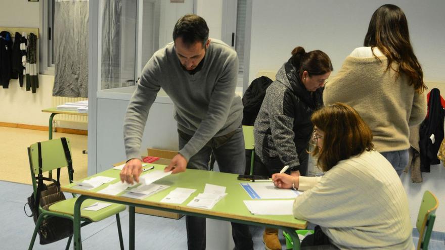 Recuento de votaciones en el colegio de Nazaret, en Cangas