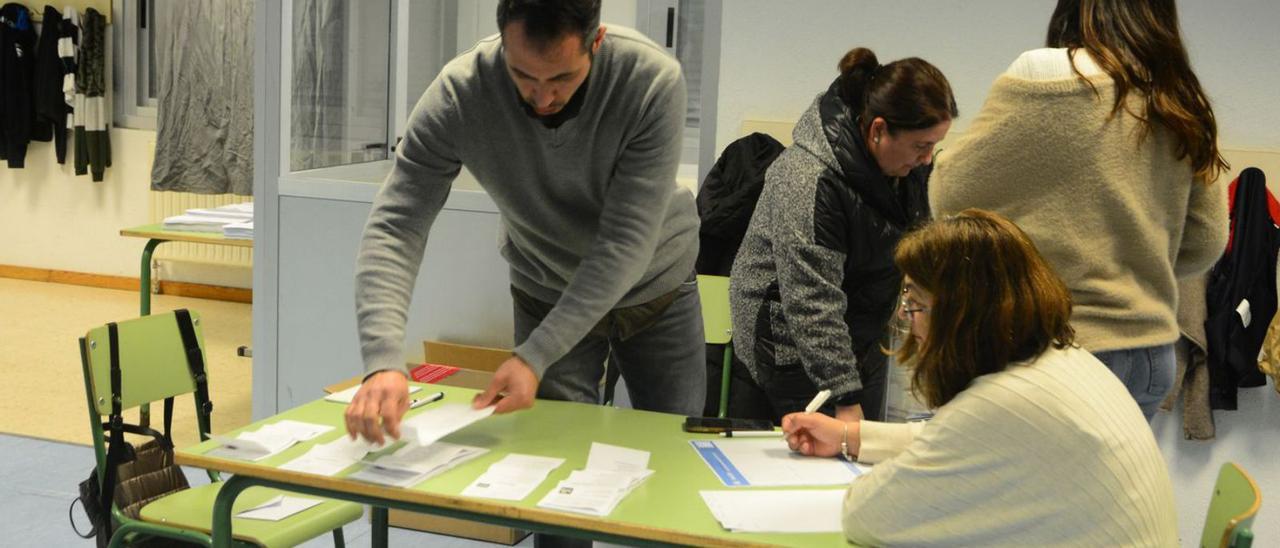 Votación de las elecciones generales en Cangas.