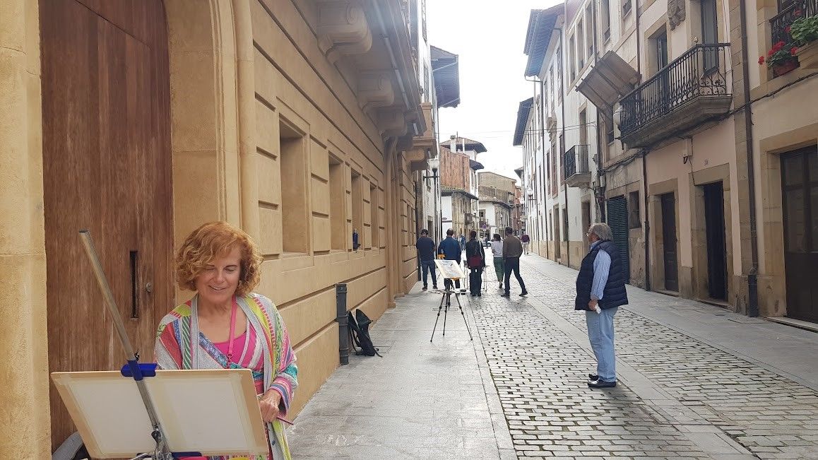 Villaviciosa está hecha un pincel: así se pintan los acuarelistas en las lugares más emblemáticos del casco histórico