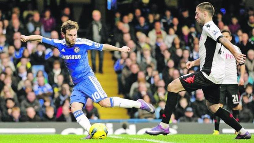 Mata consiguió con este remate el gol del Chelsea frente al Fulham en Stamford Bridge, el 26 de diciembre, el Boxing Day en Inglaterra. | reuters