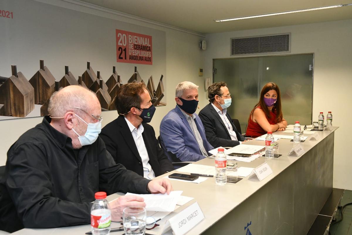 La Biennal de Ceràmica d’Esplugues Angelina Alós entrega els premis de la seva 20a edició La Biennal de Ceràmica d’Esplugues Angelina Alós entrega els premis de la seva 20a edició