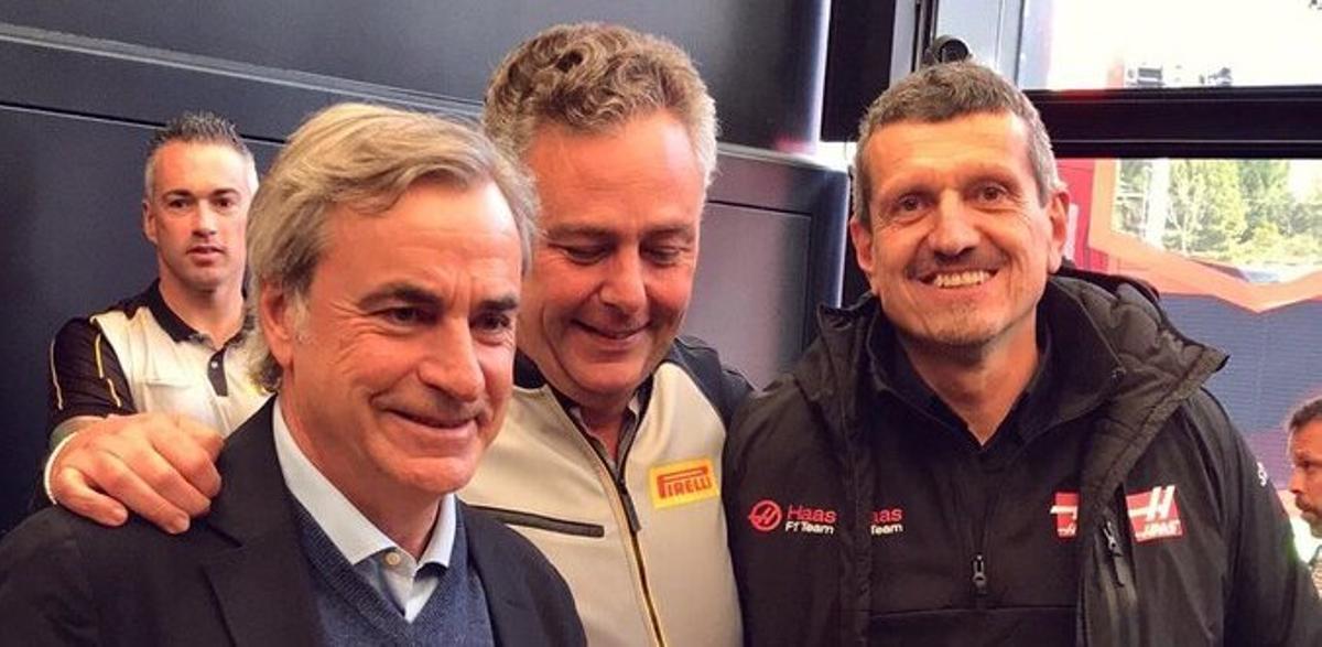 Carlos Sainz, Mario Isola, director de Pirelli Motorsport y Guenther Steiner, jefe del equipo Haas F1 Team en el GP de España de 2020.