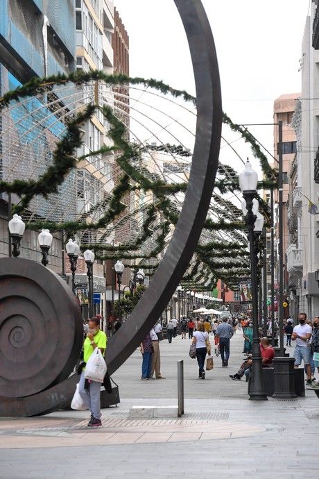 Colocado de alumbrado navideño en Triana