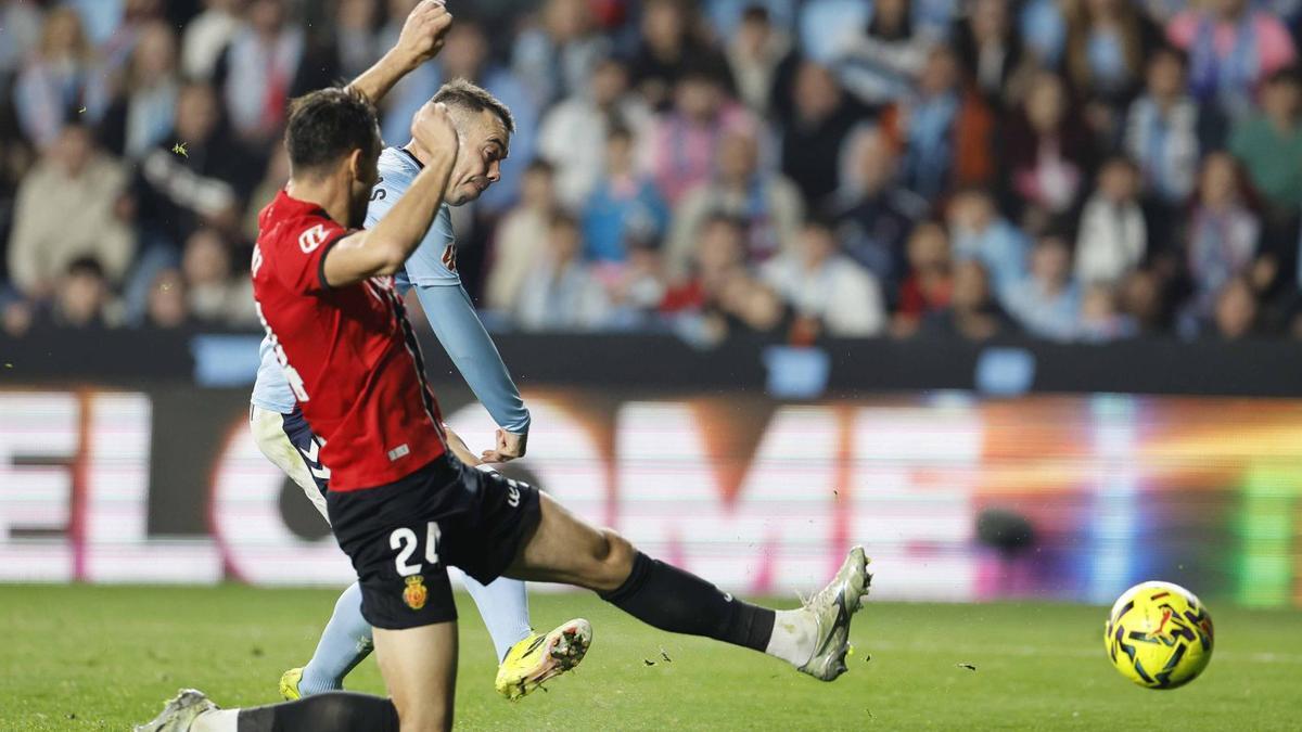 Iago Aspas remata para anotar el segundo gol, con Valjent intentando obstaculizar la acción del céltico. / PABLO H. GAMARRA
