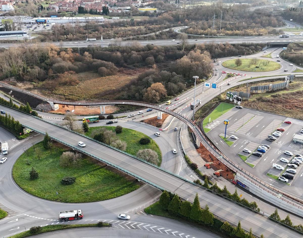 Arriba, vista del Pitufo Gruñón que recibe a vecinos y visitantes en la entrada a Lugones. Sobre estas líneas, carril bici a la altura de la calle Florencio Rodríguez de Pola de Siero.| Cedida a Lne/ L. R.