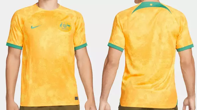 Australia (local): Amarilla como tradicionalmente, el primer uniforme de los Socceroos presenta un gráfico a contratono que busca representar la arena y los paisajes del interior del país