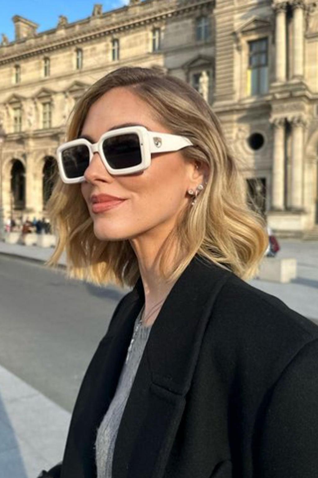 Chiara Ferragni con gafas de sol blancas