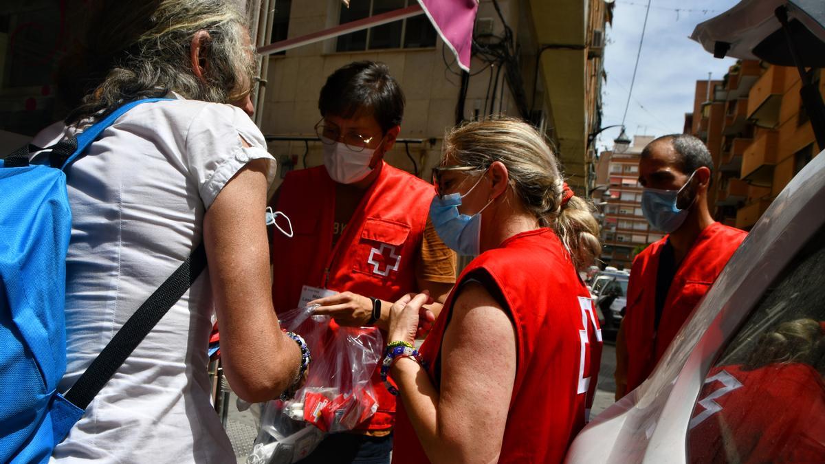 Voluntarios de Cruz Roja Elda en una de sus atenciones de esta tarde por la ola de calor.
