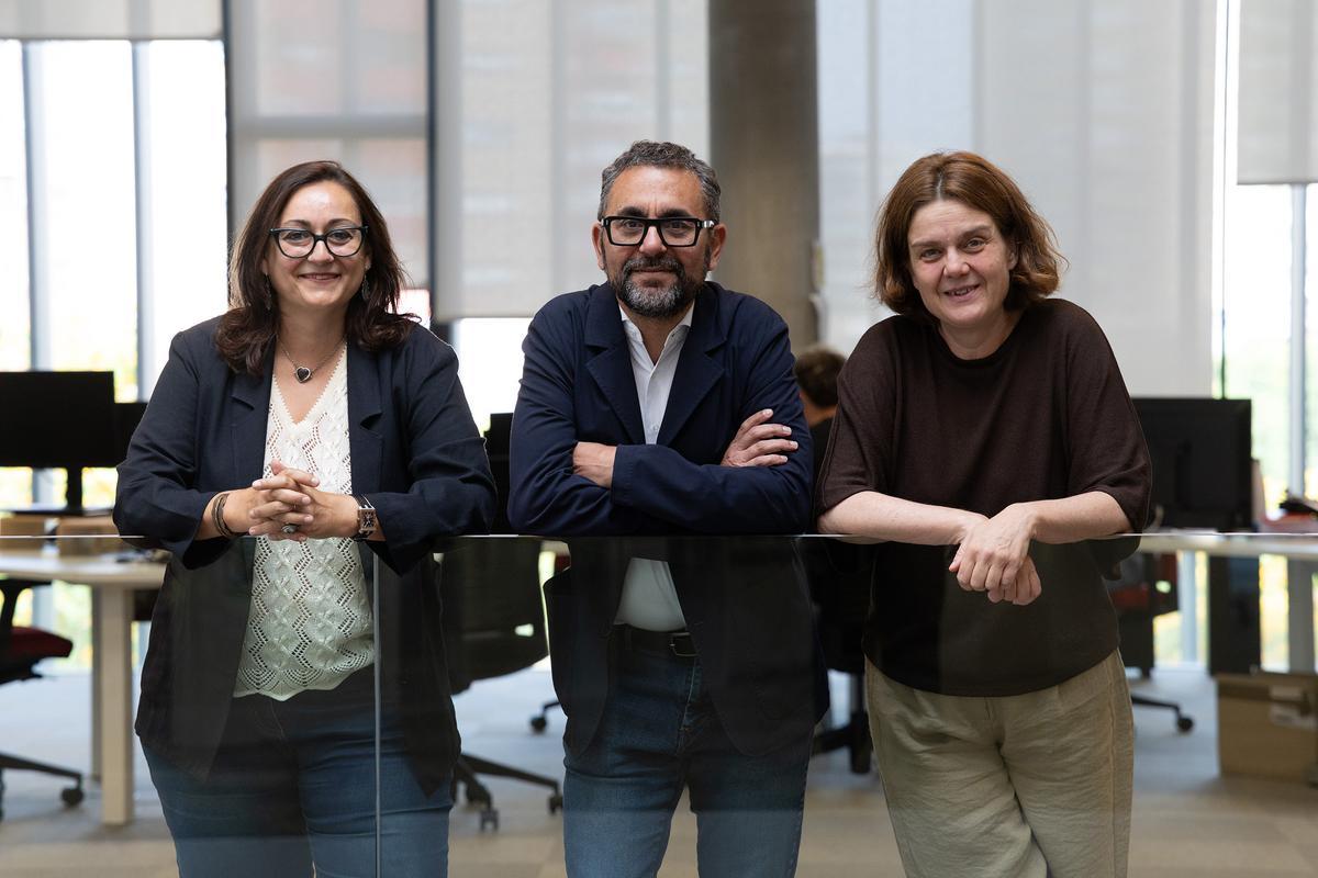 L'Hospitalet de Llobregat. 11 de junio del 2026. De izquierda a derecha, Montse Aguilera, activista en salud mental y miembro de la Junta de Salud Mental Catalunya; Narcís Cardoner, jefe de Psiquiatría del Hospital de Sant Pau, y María José Miñano, presidenta de la Societat Catalana de Psicologia Clínica. Participan en un debate de Sanamente sobre los diagnósticos de salud mental. Foto de Mònica Tudela