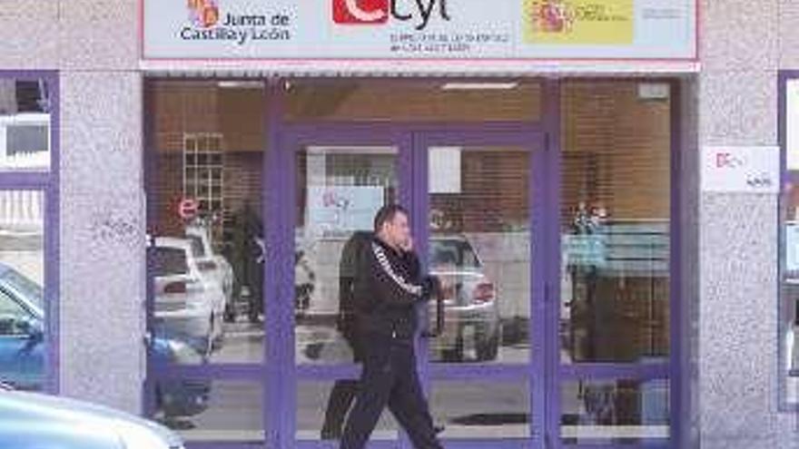Un hombre camina frente a las oficinas del ECYL. Foto L. O. Z.