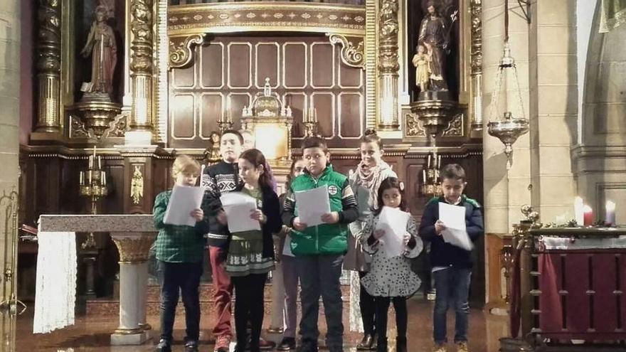 Lectura del pregón de Navidad en la iglesia de San Félix, ayer.