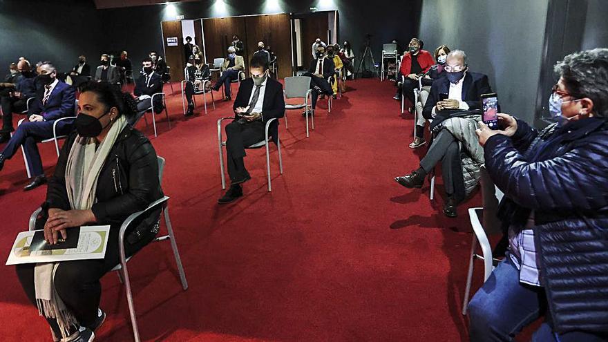 A la derecha, Isaura Souza, haciendo una foto a los asistentes al acto; a la izquierda, Graciela Valle, presidenta de la Denominación de Origen del Gamonéu, y detrás de esta, a la izquierda, César Suárez, y a la derecha, Ignacio Cuesta, teniente de alcalde de Oviedo.  | Irma Collín