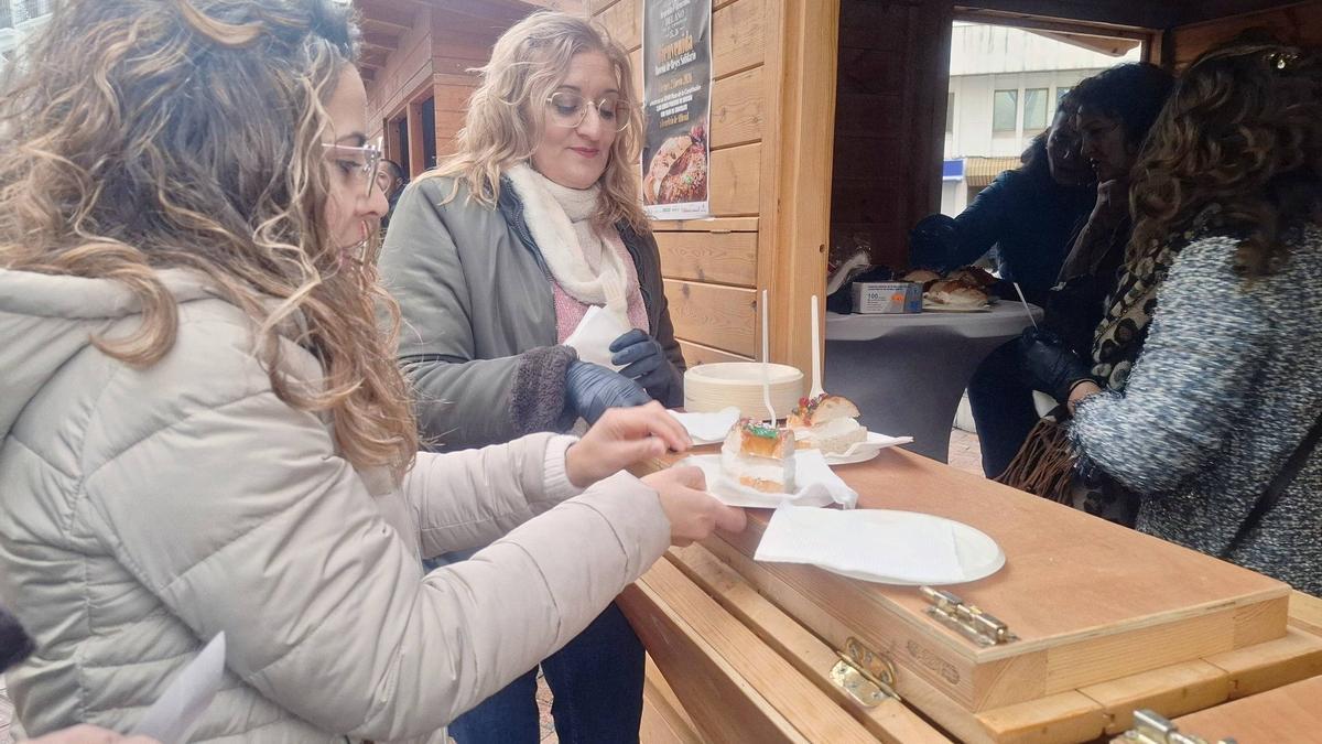 Degustación del Roscón solidario de Asemce en calle Real.