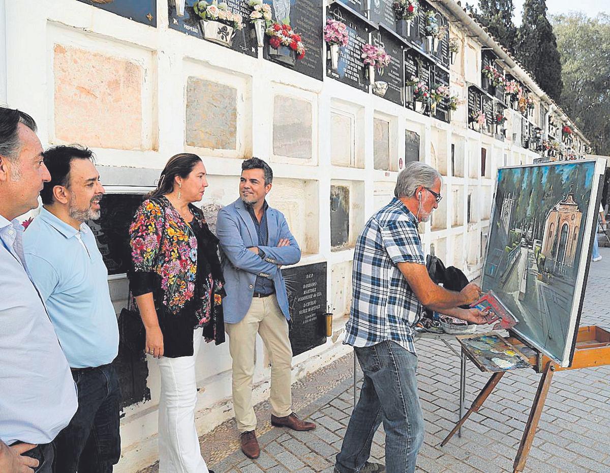 Responsables de Diario CÓRDOBA y Cecosam observan a uno de los pintores.