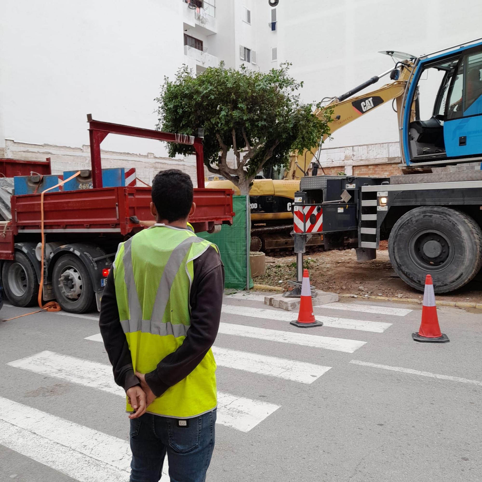 Excavadora hundida en la tierra de un solar en obras en Ibiza