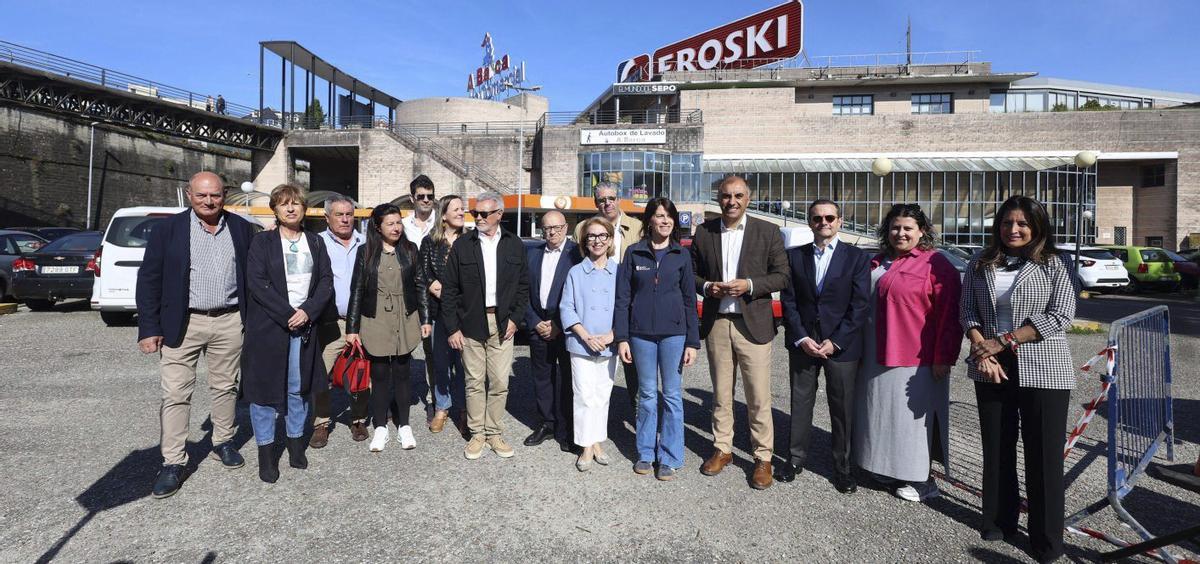 Fotografía de familia de autoridades y otros participantes en la rueda de prensa en el parking de A Barca.