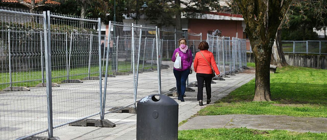 El paseo sobre el río Os Gafos en Campolongo está vallado. |   // GUSTAVO SANTOS