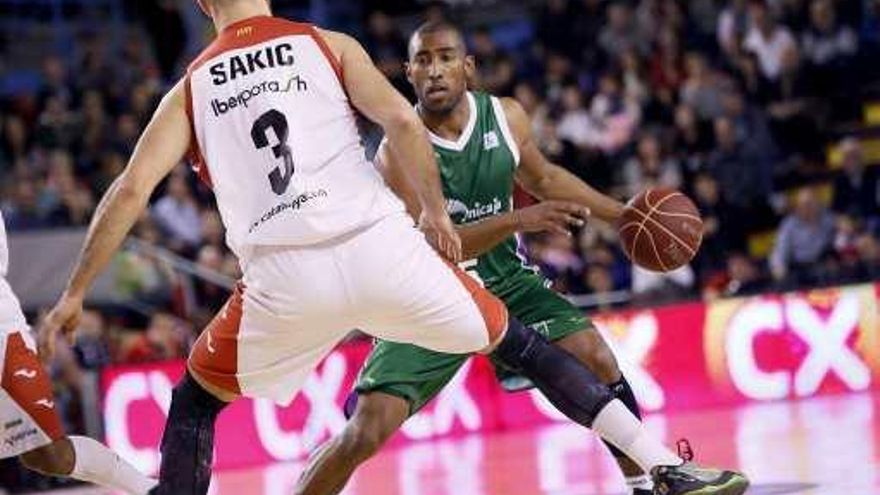 Jayson Granger, que ayer no estuvo fino en Manresa, intenta progresar ante la presencia de Sakic.