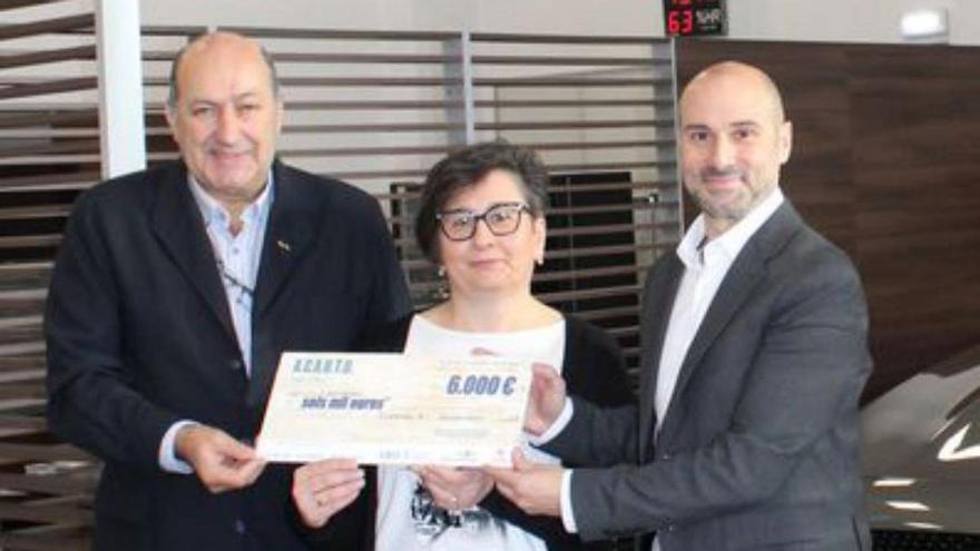 Una vecina de Trives gana el cheque de 6.000 euros del salón del automóvil