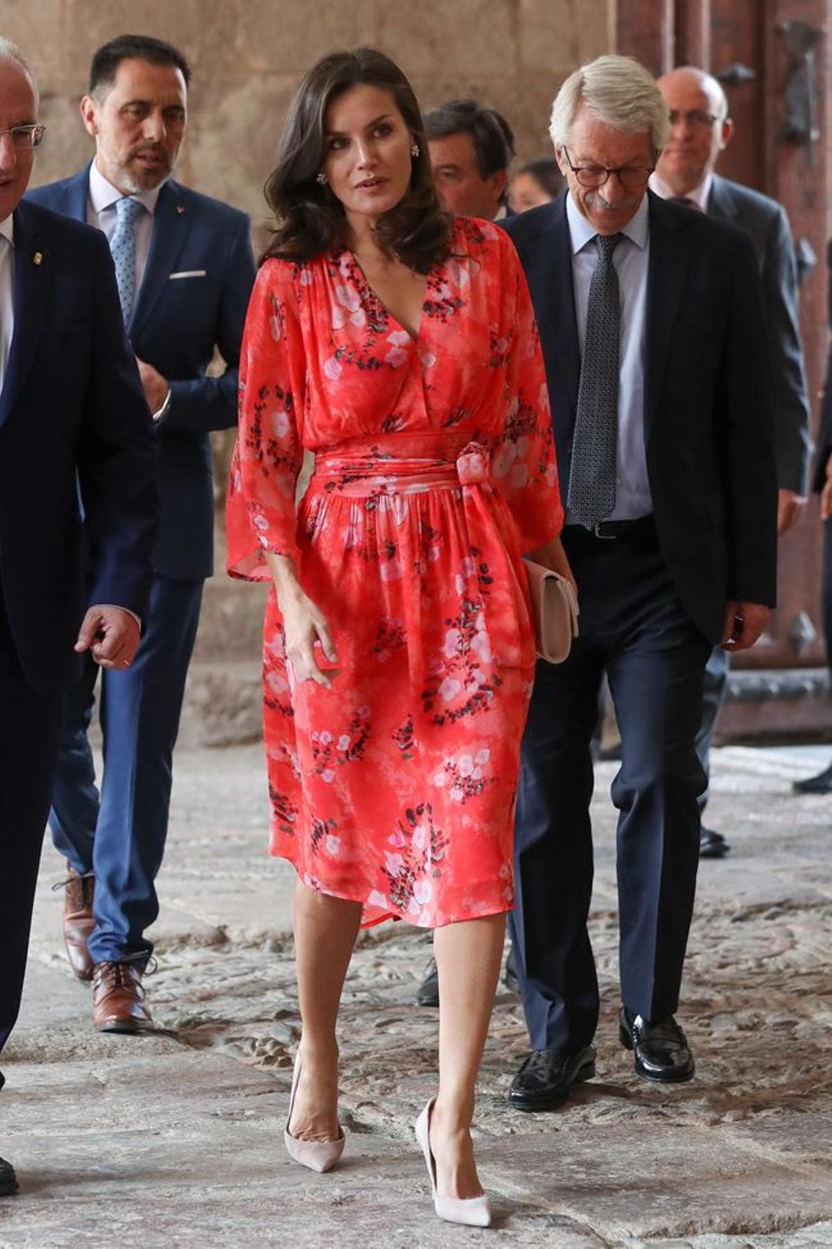 Detalles de Letizia Ortiz con vestido rojo de flores de Adolfo Domínguez, bolso y zapatos de Magrit y pendientes de Yanes